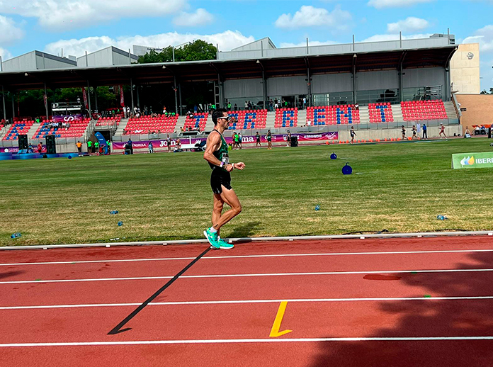 Alberto Amezcua disputando la prueba de 10.000 metros en el Campeonato de España absoluto.