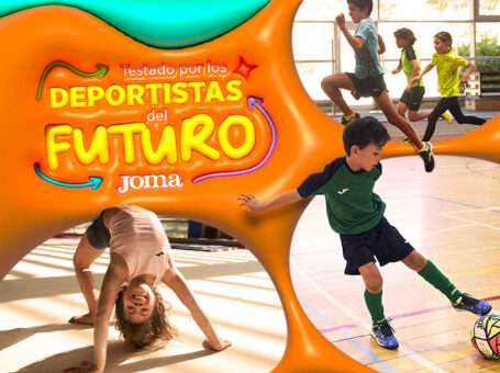 Niños jugando con lema de Joma para la vuelta al cole 2023.