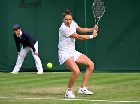 Sara Sorribes jugando al tenis en Wimbledon 2023.