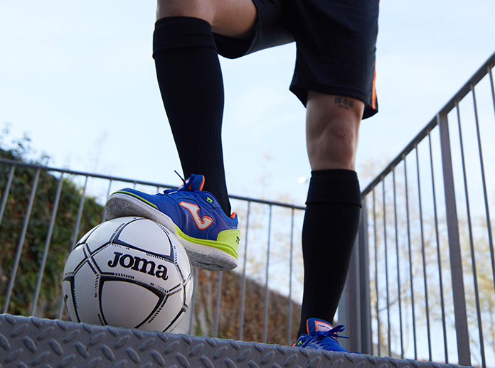 Jugar con ayuda Persona con experiencia Joma consolida su imagen de marca global y lidera fútbol sala y equipaciones