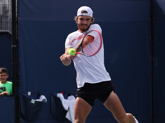 Tomas Machac jugando en el US Open con equipación de Joma.