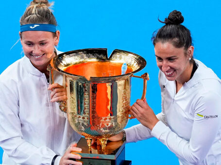 Sara Sorribes y Marie Bouzkova con su trofeo en el WTA 1000 de Pekín.