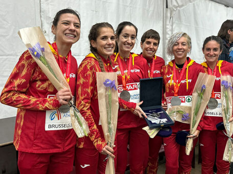 Las atletas de la RFEA celebrando la plata en el Campeonato de Europa de Cross 2023.
