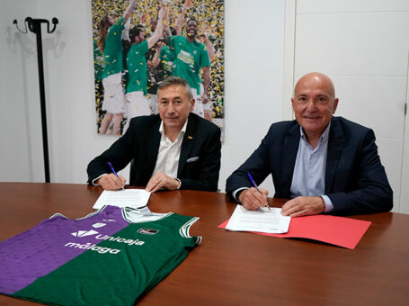 Directivos de Joma y el Unicaja Baloncesto firmando el acuerdo.