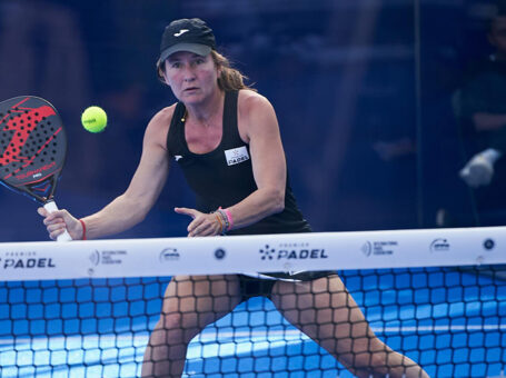 Carolina Navarro jugando con equipación de Joma.