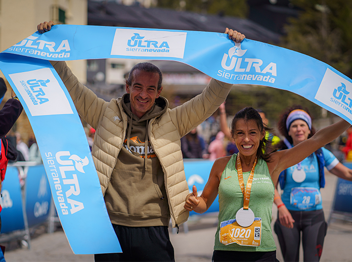 Gemma Arenas y Agustín Luján cruzando la metra de Ultra Sierra Nevada.