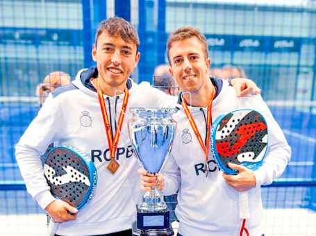 Juanlu Esbrí y Ferran Insa sosteniendo el trofeo de campeones del Campeonato de España por Equipos.