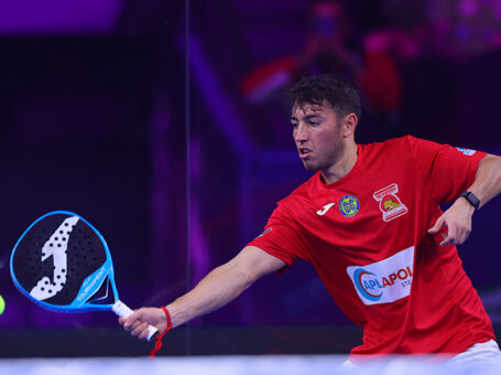 Juanlu Esbrí jugando en la World Padel League.