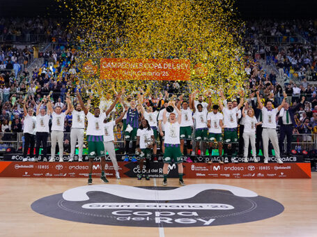 Unicaja Blaoncesto levantando la Copa del Rey.