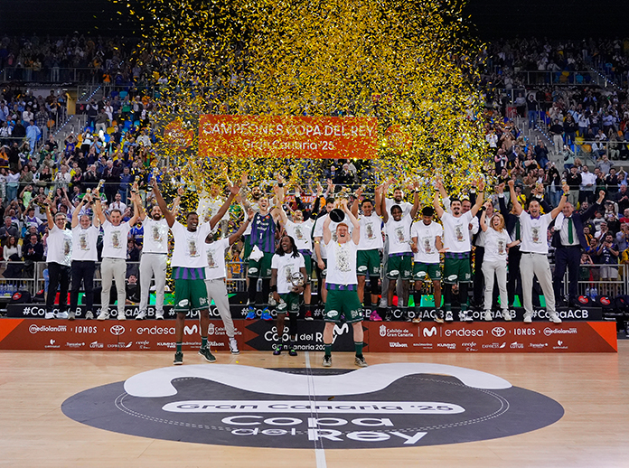 Unicaja Blaoncesto levantando la Copa del Rey.