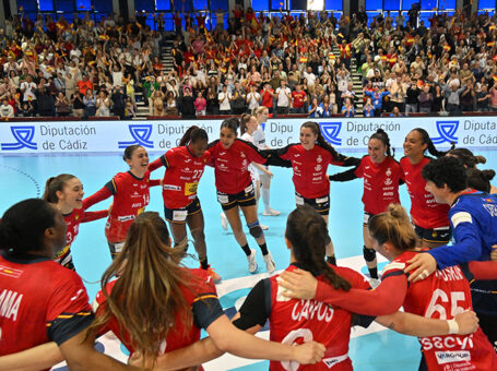 Las Guerreras celebrando la clasificación al Mundial.