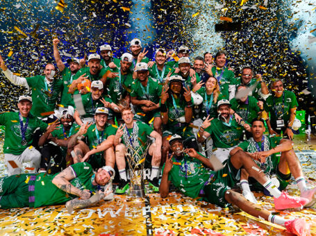 Jugadores del Unicaja Baloncesto con el trofeo de campeones de la Basketball Champions League.