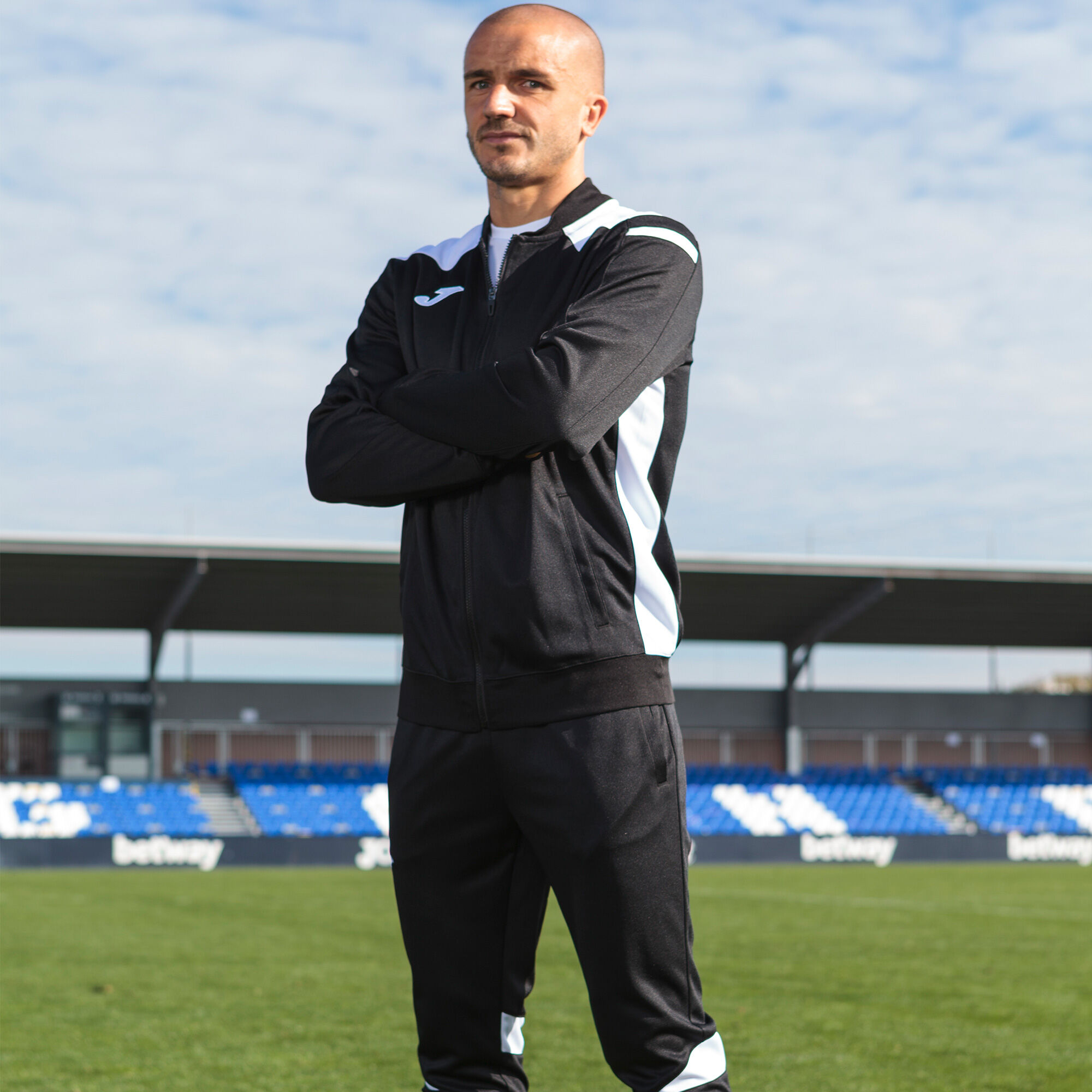 Tracksuit man Championship VI black white