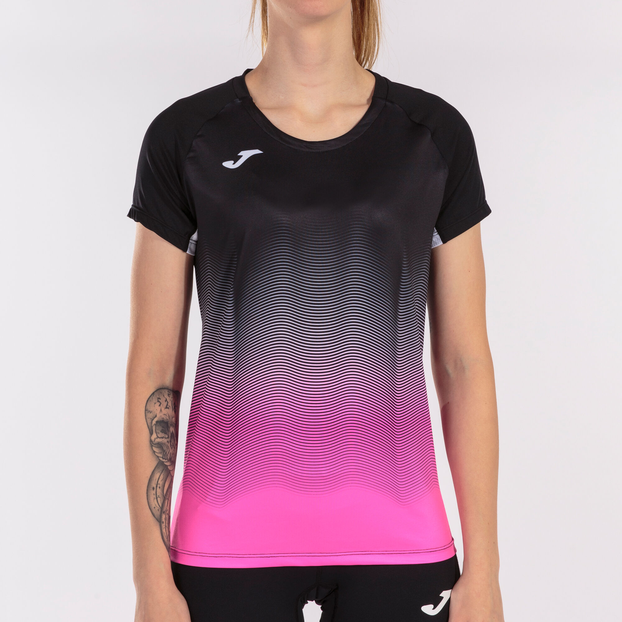 Camiseta negra con rosa sales