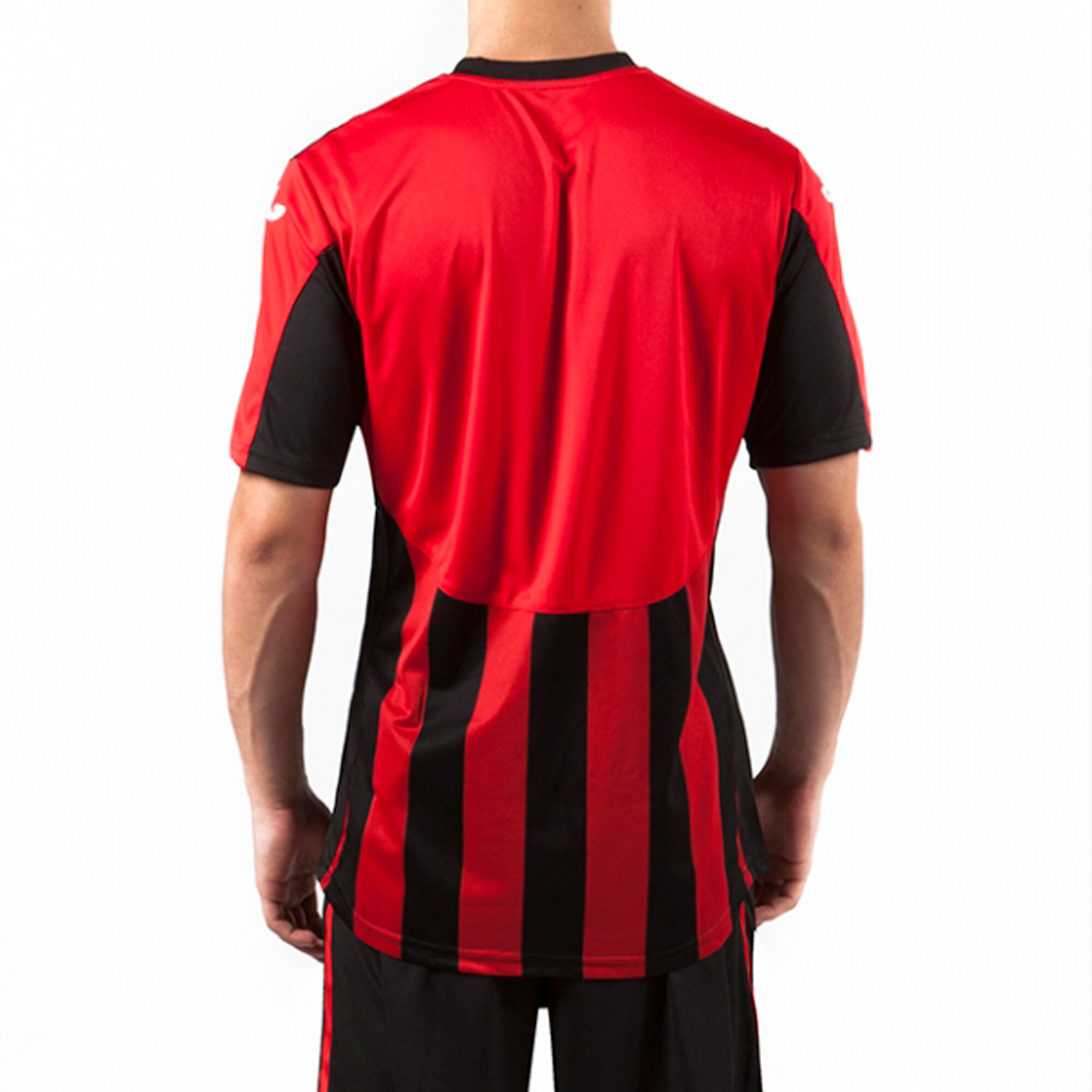 Camiseta roja con rayas negras on sale