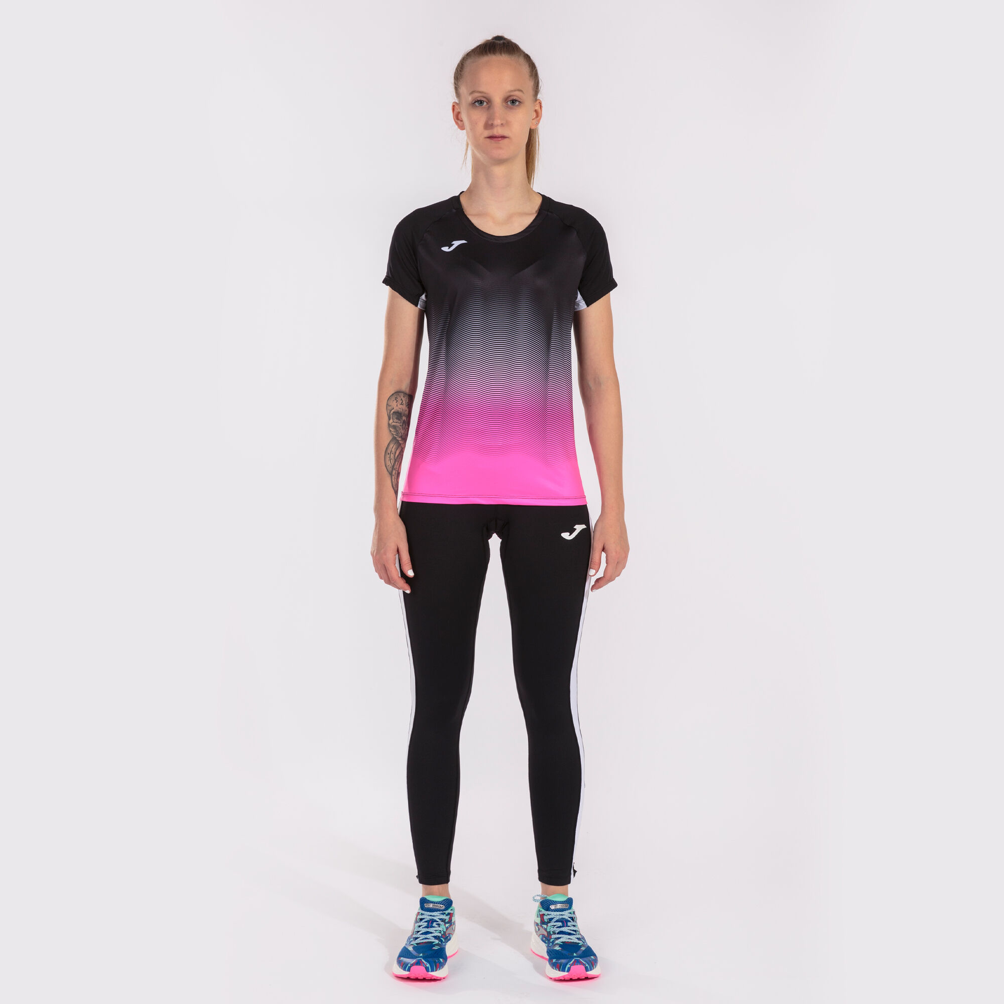 Camiseta negra store con una rosa