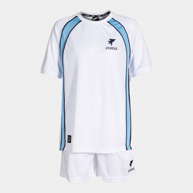 Conjunto j&uacute;nior Futbol Retro Mundial 2026 branco azul-celeste