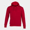 Sudadera roja con capucha en el bosque · Creative Fabrica