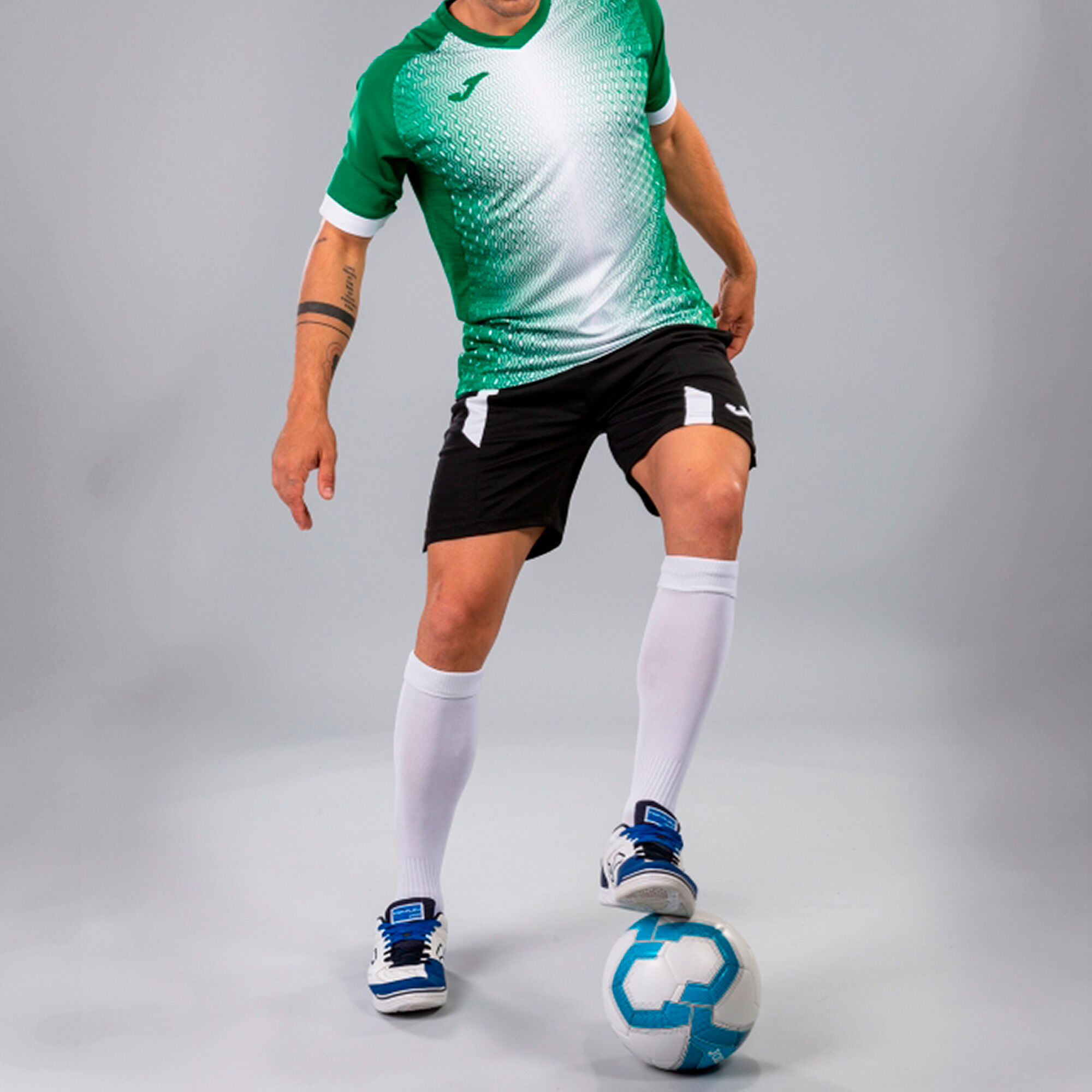 Camisetas verdes y best sale blancas