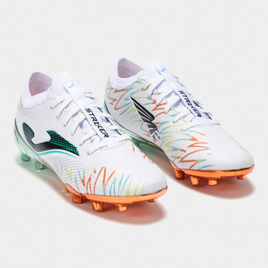 Buty piłkarskie Striker 25 utwardzony grunt FG bialy