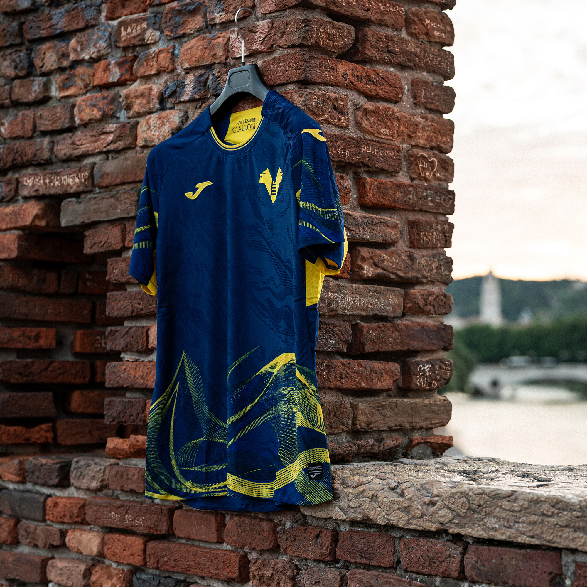 サッカーユニフォーム Verona W Shirt short sleeve home kit Hellas Verona FC 25/26 | JOMA®